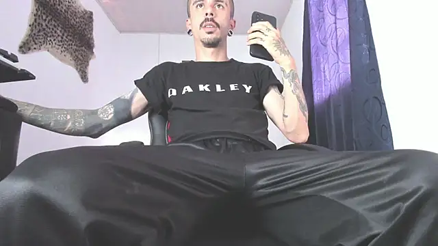 Snapshot of Aaron_BigDickxxx chatting on 06/01/26, 08:32 Aaron BigDickxxx online show from 06/01/26, 08:32