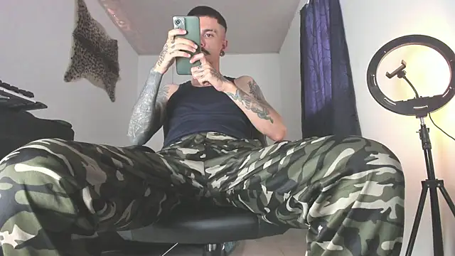 Snapshot of Aaron_BigDickxxx chatting on 07/30/26, 05:01 Aaron BigDickxxx online show from 07/30/26, 05:01