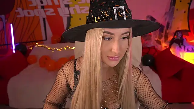 LiaBrazzerr online show from 10/31/25, 02:18