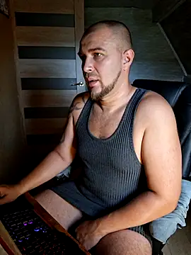 Snapshot of Foxyshaved chatting on 07/20/26, 04:27 Foxyshaved online show from 07/20/26, 04:27