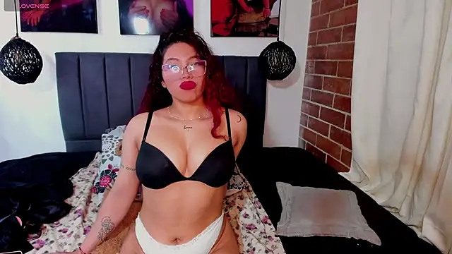 Snapshot of kyliejenner_hot chatting on 09/22/25, 04:14 kyliejenner hot online show from 09/22/25, 04:14
