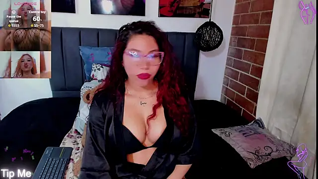 Snapshot of kyliejenner_hot chatting on 10/10/25, 02:43 kyliejenner hot online show from 10/10/25, 02:43