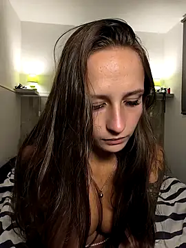 Snapshot of emma4xxx chatting on 03/22/25, 08:04 emma4xxx online show from 03/22/25, 08:04