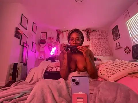 Snapshot of VixenCapri chatting on 01/05/26, 07:28 VixenCapri online show from 01/05/26, 07:28