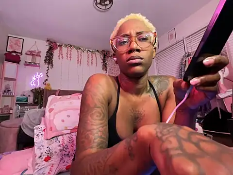 Snapshot of VixenCapri chatting on 02/04/26, 12:38 VixenCapri online show from 02/04/26, 12:38