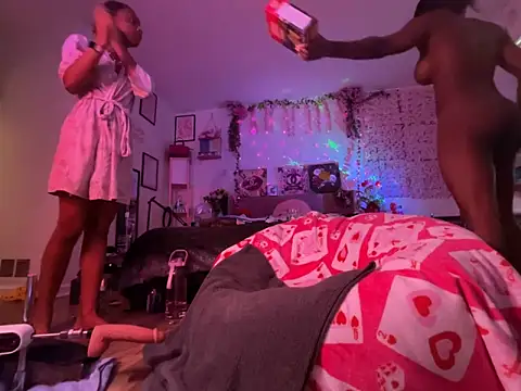 Snapshot of VixenCapri chatting on 02/18/26, 04:47 VixenCapri online show from 02/18/26, 04:47