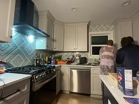 VixenCapri online show from 04/12/26, 03:00