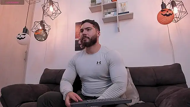 SebastianVilla  online show from 10/04/25, 10:30