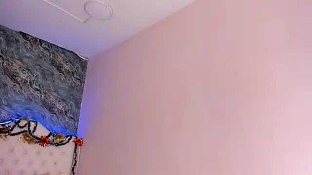Snapshot of CAMILLEN_PETTID chatting on 12/23/24, 11:17 CAMILLEN PETTID online show from 12/23/24, 11:17