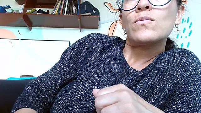 Snapshot of lupita84 chatting on 12/21/25, 06:04 lupita84 online show from 12/21/25, 06:04