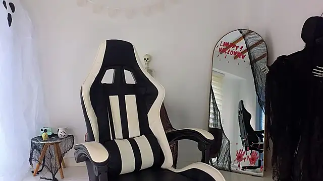 KristennBlue online show from 10/23/25, 04:17