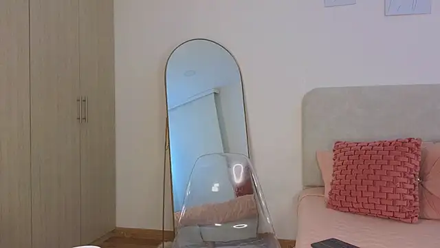 KristennBlue online show from 12/18/25, 04:35