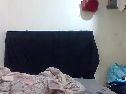 Snapshot of honeypotsweet chatting on 07/04/26, 12:00 honeypotsweet online show from 07/04/26, 12:00