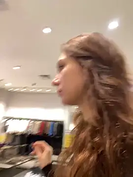 QuitieLia online show from 12/21/25, 09:27