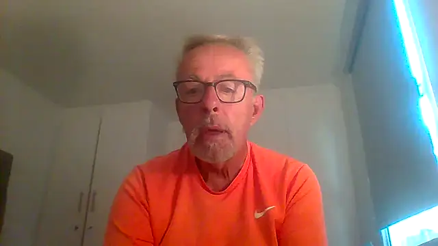 Snapshot of tuggy59 chatting on 09/22/25, 04:58 tuggy59 online show from 09/22/25, 04:58