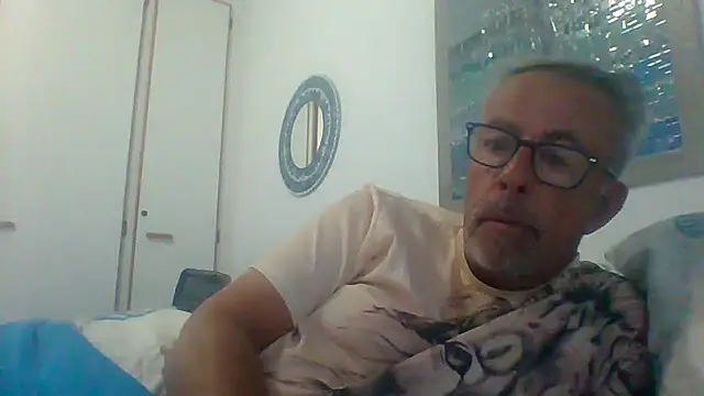 Snapshot of tuggy59 chatting on 09/24/25, 05:11 tuggy59 online show from 09/24/25, 05:11