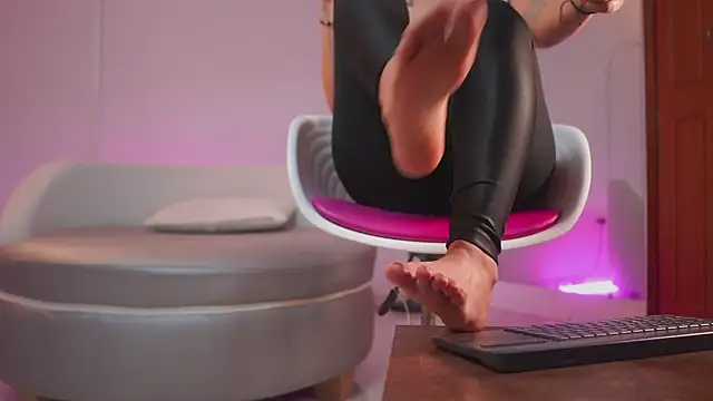 mia colin1  online show from 10/14/25, 07:58