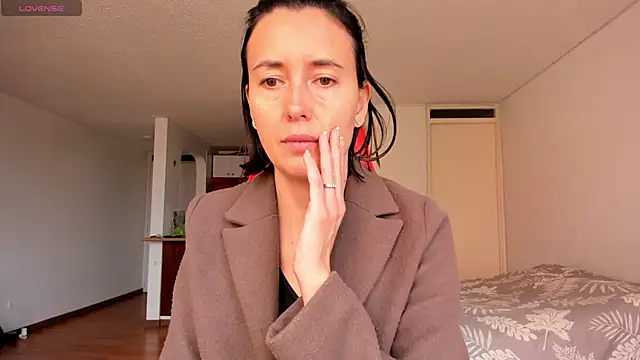 zoe jeane beker online show from 12/11/24, 09:01