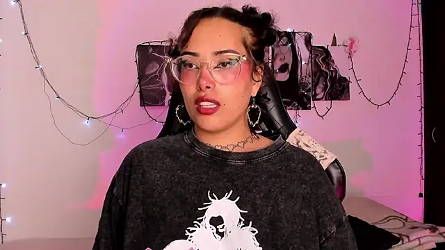 Snapshot of willow_poisson chatting on 11/24/25, 05:23 willow poisson online show from 11/24/25, 05:23