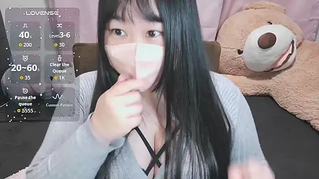 Snapshot of yuinyan3150 chatting on 12/18/25, 01:11 yuinyan3150 online show from 12/18/25, 01:11