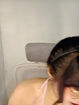 Snapshot of Chall_mee chatting on 12/15/25, 03:49 Chall mee online show from 12/15/25, 03:49