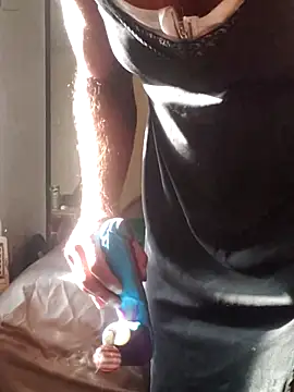 Snapshot of littleChop33 chatting on 10/06/25, 02:25 littleChop33 online show from 10/06/25, 02:25