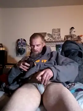 Snapshot of littleChop33 chatting on 11/02/25, 12:46 littleChop33 online show from 11/02/25, 12:46