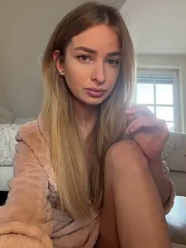 Snapshot of EvieEvans chatting on 05/11/26, 02:01 EvieEvans online show from 05/11/26, 02:01