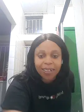 Snapshot of THESHORTQUEEN chatting on 10/22/25, 02:01 THESHORTQUEEN online show from 10/22/25, 02:01