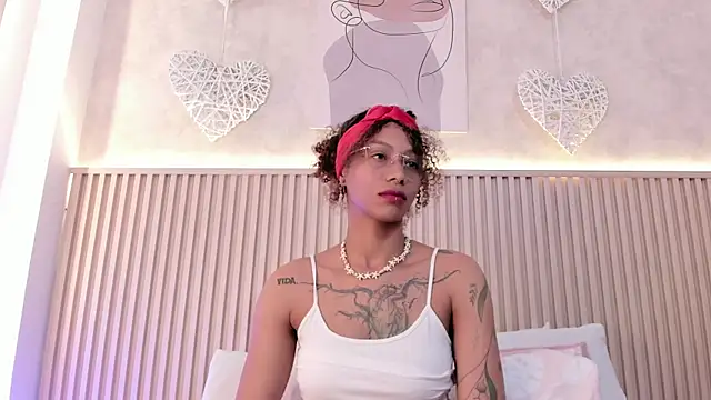 daiana curly online show from 10/25/25, 07:52