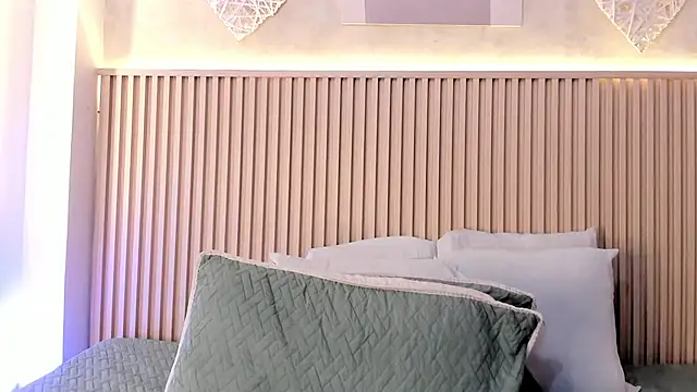 daiana curly online show from 11/24/25, 07:46