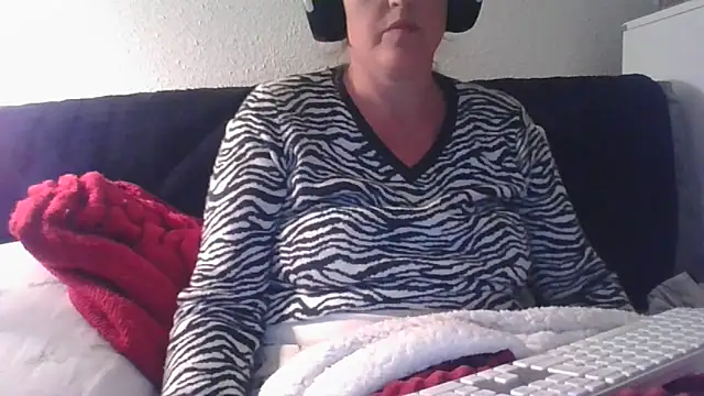 Snapshot of DragoneSFR chatting on 10/05/25, 06:17 DragoneSFR online show from 10/05/25, 06:17