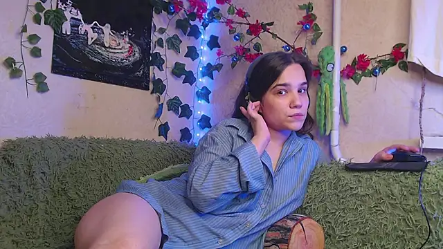 Snapshot of Tiny_Witch chatting on 09/09/25, 11:26 Tiny Witch online show from 09/09/25, 11:26