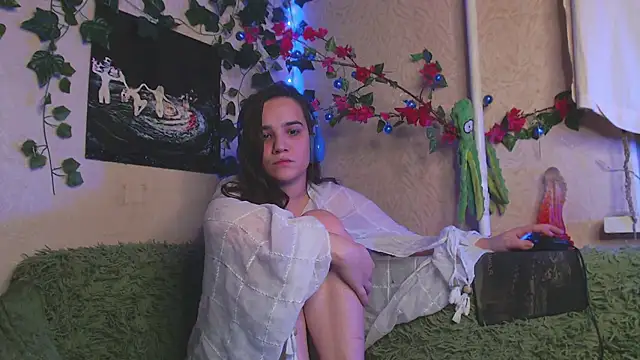 Snapshot of Tiny_Witch chatting on 10/10/25, 11:15 Tiny Witch online show from 10/10/25, 11:15