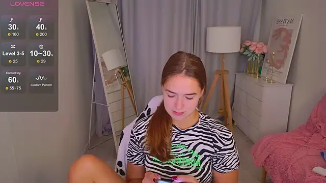 Snapshot of LovelyJessie chatting on 05/18/26, 02:01 LovelyJessie online show from 05/18/26, 02:01