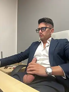 Snapshot of masterboss_ chatting on 10/14/25, 11:44 masterboss online show from 10/14/25, 11:44