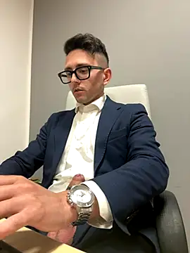 Snapshot of masterboss_ chatting on 11/18/25, 02:43 masterboss online show from 11/18/25, 02:43