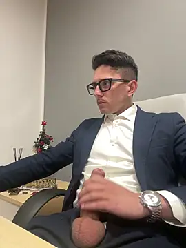 Snapshot of masterboss_ chatting on 12/15/25, 01:37 masterboss online show from 12/15/25, 01:37