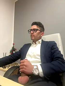 Snapshot of masterboss_ chatting on 12/19/25, 12:45 masterboss online show from 12/19/25, 12:45