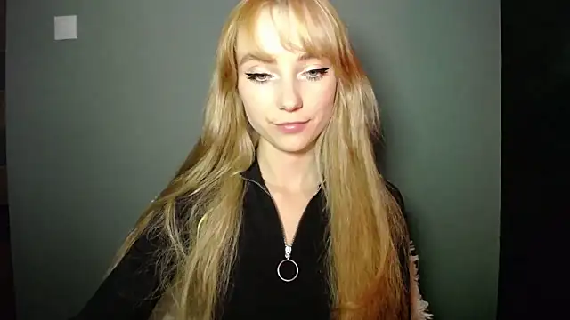 LuciaYoung online show from 10/01/25, 06:14