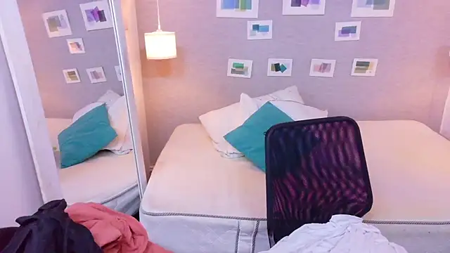 Snapshot of kiara_evanss chatting on 12/13/25, 08:04 kiara evanss online show from 12/13/25, 08:04