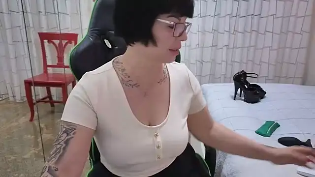 Snapshot of __Nina chatting on 03/17/25, 01:08 Nina online show from 03/17/25, 01:08