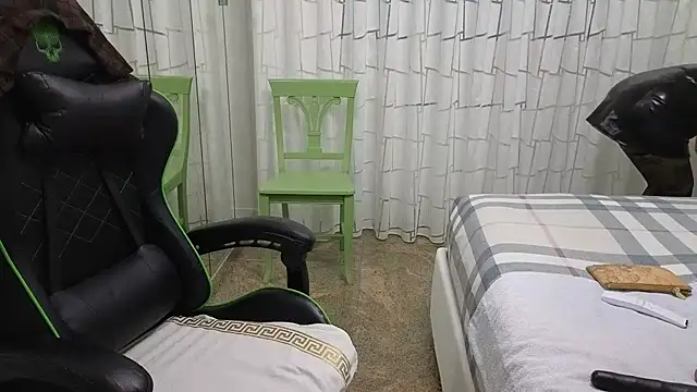 Snapshot of __Nina chatting on 10/14/25, 12:06 Nina online show from 10/14/25, 12:06