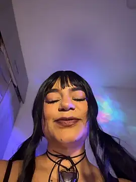 Snapshot of RavenM8 chatting on 10/22/25, 01:39 RavenM8 online show from 10/22/25, 01:39