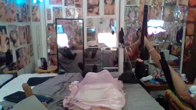 Snapshot of luvs2cumm69 chatting on 05/07/26, 02:06 luvs2cumm69 online show from 05/07/26, 02:06