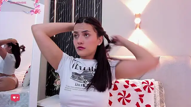 Snapshot of katrina_kaif_x chatting on 12/18/25, 07:09 katrina kaif x online show from 12/18/25, 07:09