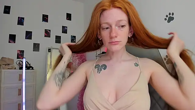 Snapshot of Aliceginger99 chatting on 04/23/26, 01:24 Aliceginger99 online show from 04/23/26, 01:24