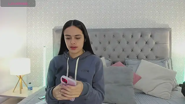 Snapshot of ChloeHarper_ chatting on 06/17/26, 11:34 ChloeHarper online show from 06/17/26, 11:34