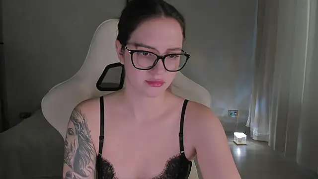 Snapshot of Sonia_moon_ chatting on 12/06/24, 04:47 Sonia moon  online show from 12/06/24, 04:47