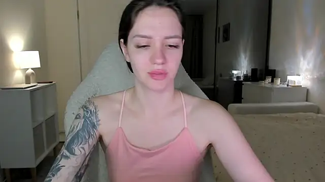 Snapshot of Sonia_moon_ chatting on 10/18/25, 02:36 Sonia moon  online show from 10/18/25, 02:36